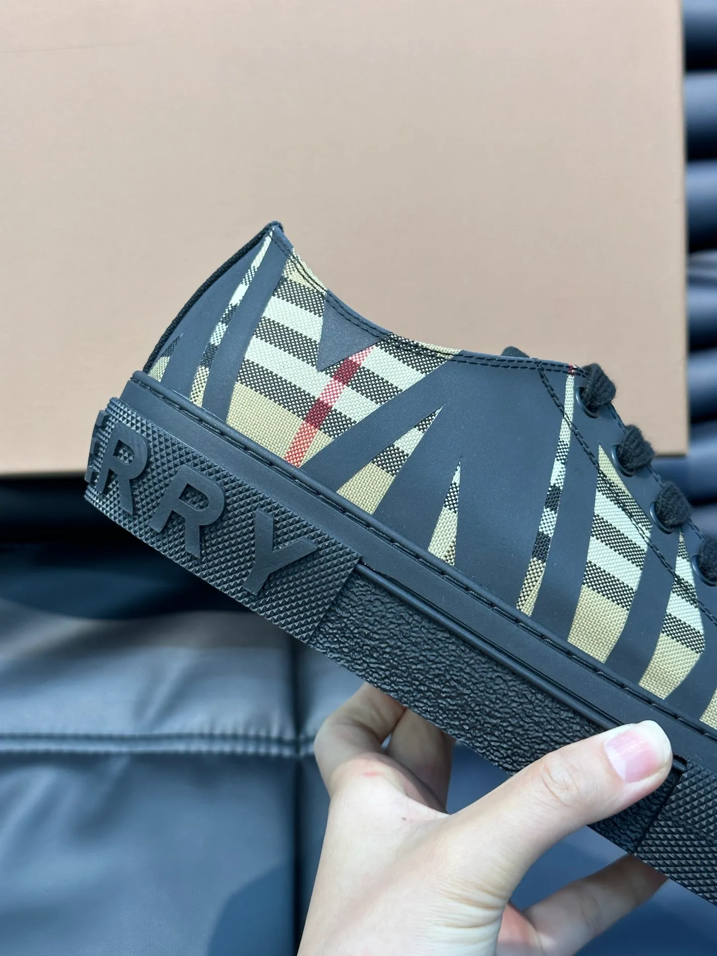 Men's shoes 💰400▫️B's men's classic low-top sneakers are reinterpreted in Vintage plaid cotton material and decorated with a new brand logo. First-layer cowhide lining, embossed Burberry logo on the heel, and original TPU outsole! Size: 38-44 (45 46 customized)
